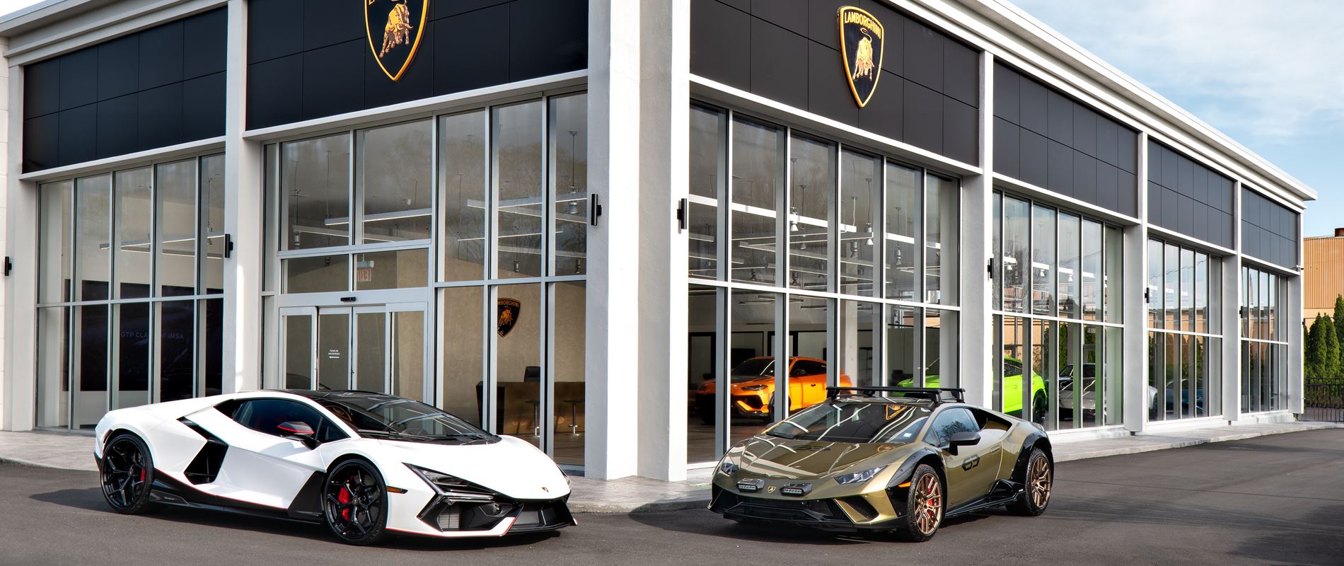 Automobili Lamborghini presenta la nuova veste dello showroom di Long Island esponendo il primo Super SUV ibrido plug in