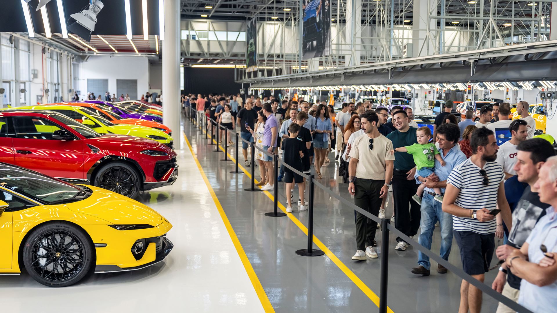 automobili-lamborghini-apre-le-porte-dello-stabilimento-per-il-family---friends-day-2025