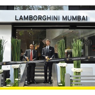 Mohan Mariwala and Stephan Winkelmann in front of new dealer in Mumbai, IN.