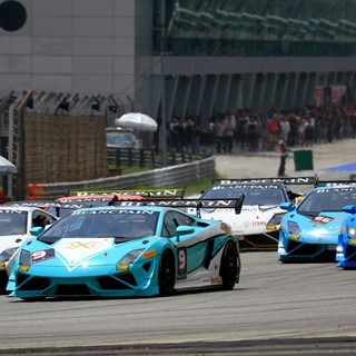 Cars begin the race under extreme temperatures