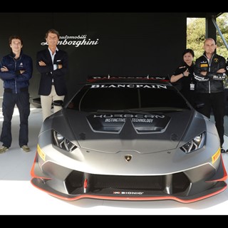 Group photo with the New Huracán LP 620-2 Super Trofeo (Main picture)