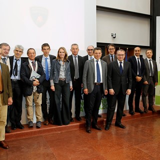 S. Domenicali, F. Ubertini con alcuni membri del Board Lamborghini e i Docenti della Scuola di Ingegneria e Architettu