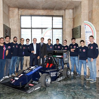 S. Domenicali e U. Tossini di Lamborghini insieme agli studenti di UNIBO Motorsport