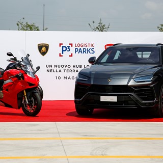 Lamborghini Urus e moto Ducati