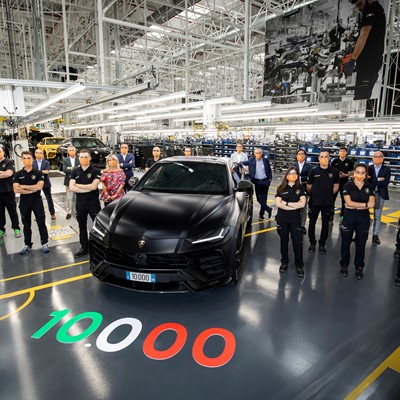 10.000 Lamborghini Urus produced 2