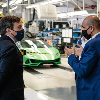 Ministro Amendola e R. Niccoli (Chief Manufacturing Officer Lamborghini) (3)