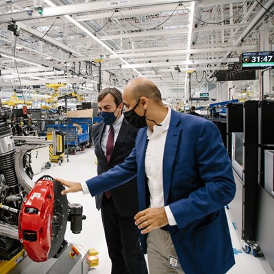 Ministro Amendola e R. Niccoli (Chief Manufacturing Officer Lamborghini) (2)