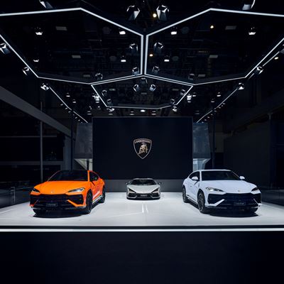 Automobili Lamborghini Urus SE World Tour