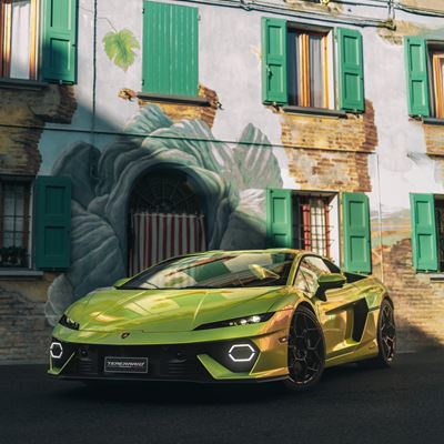 Lamborghini the new hybrid range collects awards worldwide