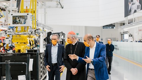 da sx S. Domenicali CEO,  Cardinale Zuppi, R. Niccoli Chief Manufacturing Officer