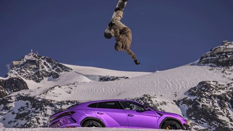 Lamborghini Winter Drive - Jump over Urus