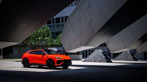 Automobili Lamborghini Urus SE World Tour