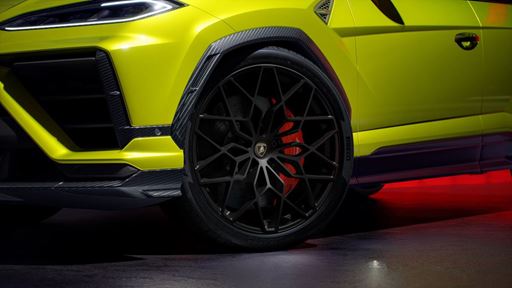Urus SE Performante Giallo Crius Ambient