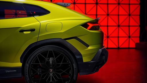 Urus SE Performante Giallo Crius Ambient