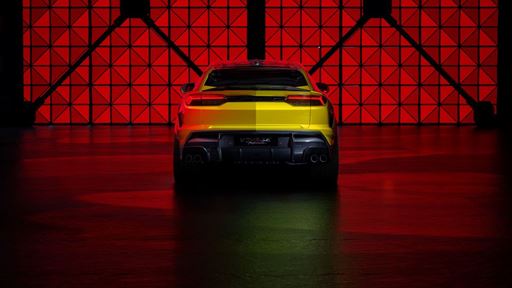 Urus SE Performante Giallo Crius Ambient