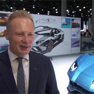 Mitja Borkert, Head of Centro Stile, presents the design of the new Aventador Roadster by the tape drawing  (English)